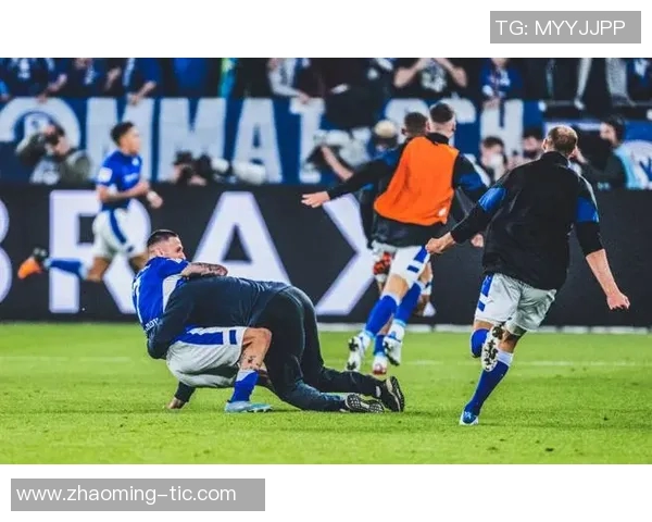 沙尔克04遭遇德甲惨败，连败局面难改劣势难以扭转